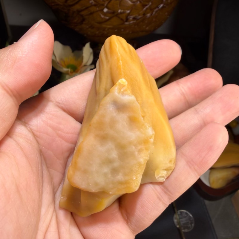 天然地表籽料油坨子冻光螺旋纹沙漠漆原石把玩件重139克戈壁奇石