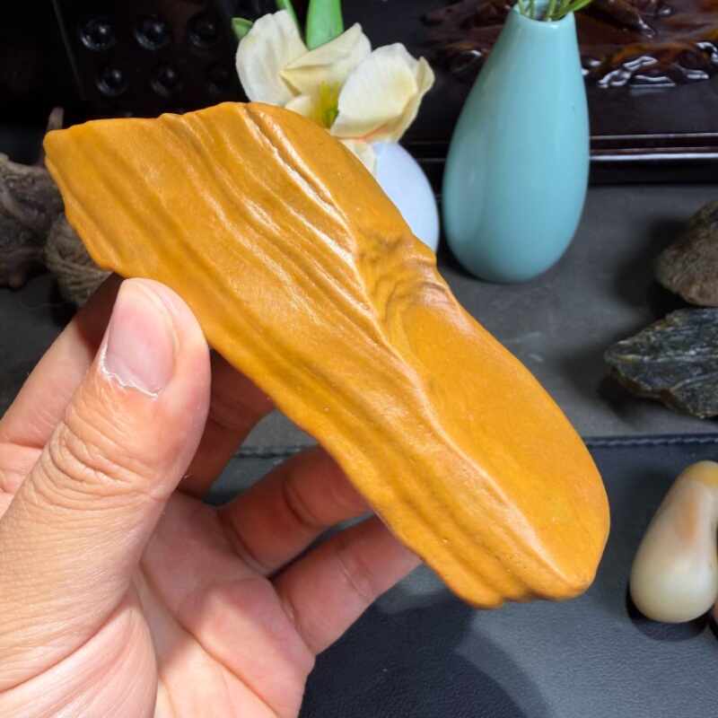 天然鸡油黄螺旋纹沙漠漆原石把玩件重175克戈壁地表籽料品相完美