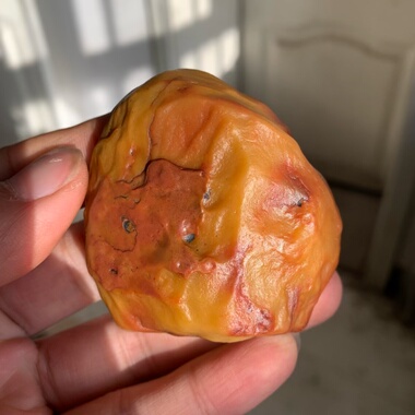 天然焦糖色沙漠漆原石把玩件重98.8克雕刻出精品戈壁奇石盆景标本