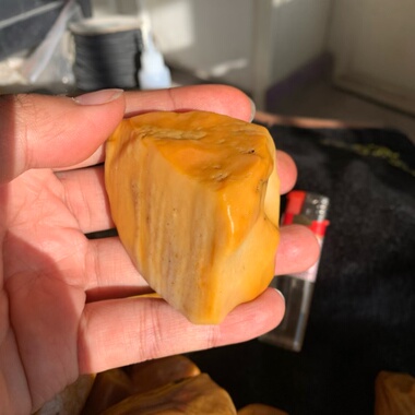 天然鸡油黄冻光沙漠漆原石把玩件重140.6克雕刻出精品戈壁奇石料