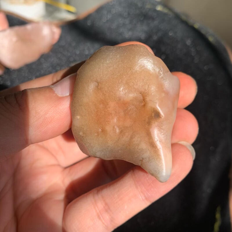 新疆哈密地表籽料天然黑皮冻光胶质感红蛋白原石把玩件重54.6克