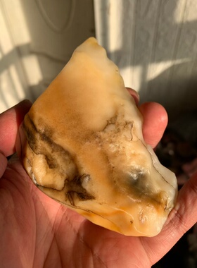 天然俏色冻光沙漠漆原石把玩件重283.2克雕刻出精品戈壁奇石盆景