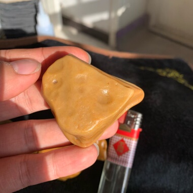 天然鸡油黄油坨子沙漠漆原石把玩件重65.3克雕刻出精品戈壁奇石料