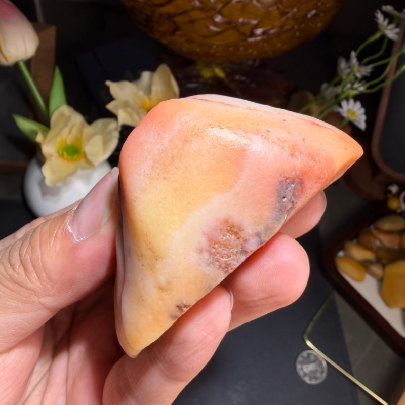 天然地表籽料俏色冻光沙漠漆原石把玩件重115克戈壁奇石雕刻料