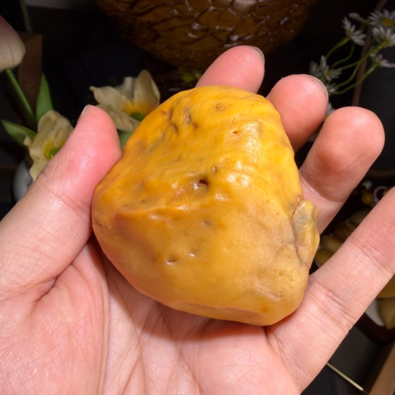 天然地表籽料鸡油黄油坨子沙漠漆原石把玩件重211克雕刻出精品料