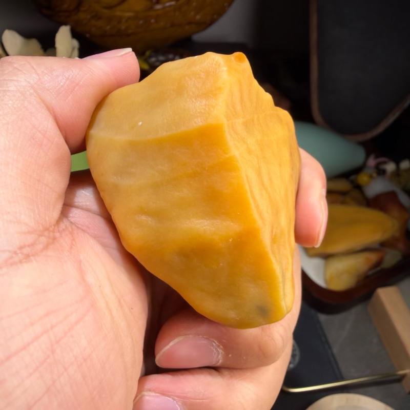 天然地表籽料鸡油黄螺旋纹冻光沙漠漆原石把玩件重109克品相完美