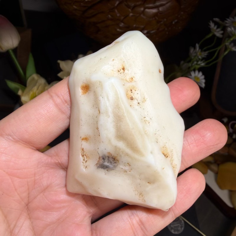 天然地表籽料冻光奶白色沙漠漆原石把玩件重104克雕刻出精品奇石