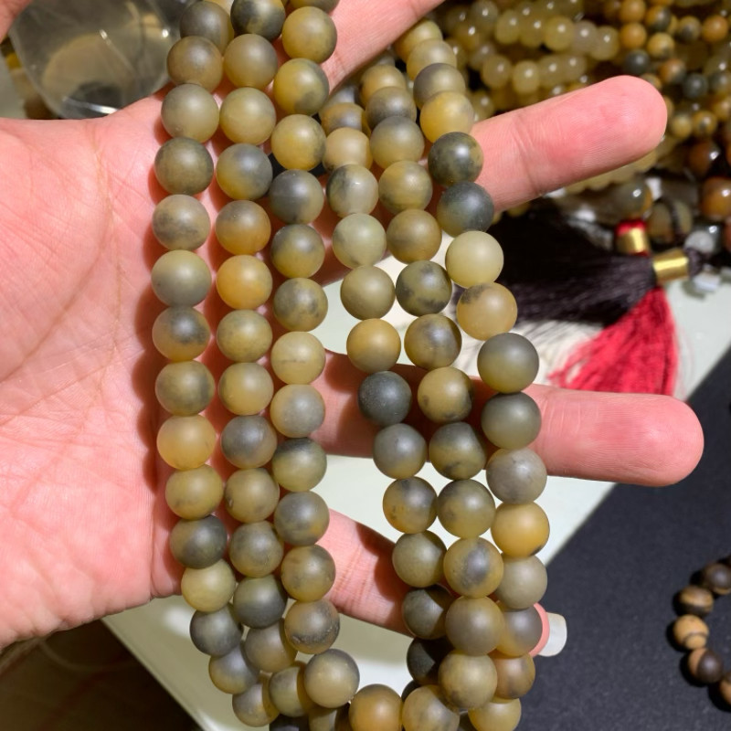 新疆乌尔禾金丝玉辉煌彩玉冻光手链手持把件108颗沙漠漆泥石原石