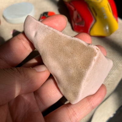 新疆哈密地表籽料天然黑皮包浆粉蛋白原石把玩件重111.8克戈壁料