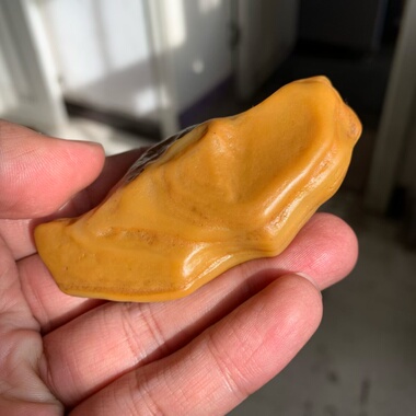 天然鸡油黄秋梨皮沙漠漆原石把玩件重87.4克雕刻出精品戈壁奇石料