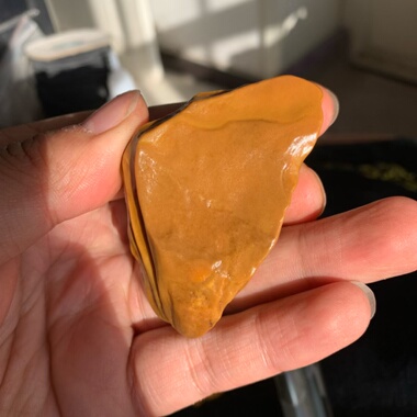 天然鸡油黄螺旋纹沙漠漆原石把玩件重65.2克雕刻出精品戈壁奇石料