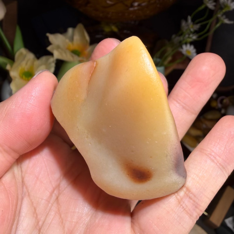 天然地表籽料油坨子冻光俏色沙漠漆原石把玩件重112克雕刻出精品