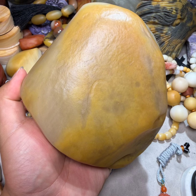 新疆天然冻光金丝玉原石摆件重1743克料子细腻带光雕刻出精品