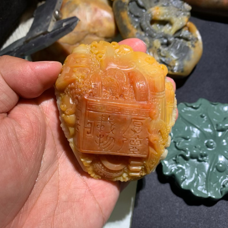 新疆沙漠漆银包金八破图锦灰堆精工雕刻手把小摆件地表籽料原石