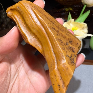 新疆地表籽料鸡油黄油坨子沙漠漆原石把玩件重264克品相完美奇石