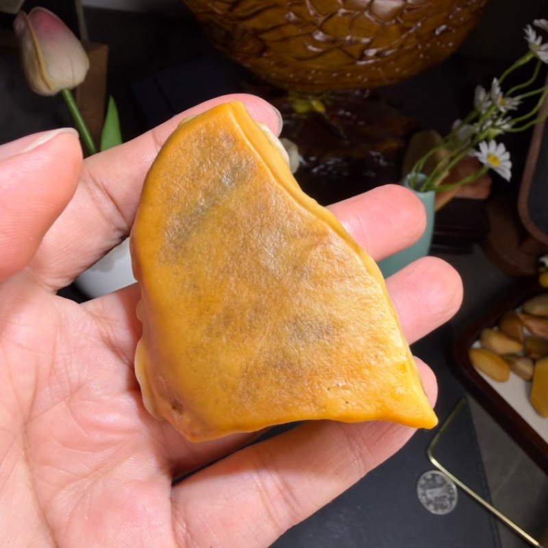 天然地表籽料鸡油黄油坨子沙漠漆原石把玩件重211克雕刻出精品料