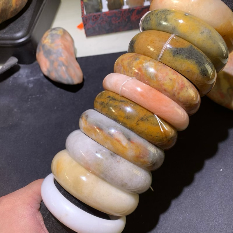 新疆乌尔禾金丝玉彩玉泥石沙漠漆62口特价手镯批发地表籽料原石