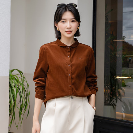 YUN韫2025秋季新品女纯色经典时尚翻领单排扣宽松灯芯绒衬衫 5782