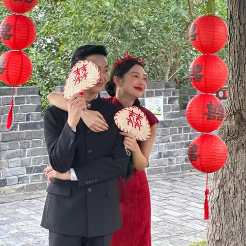 婚纱写真手拿草编摇扇粽叶