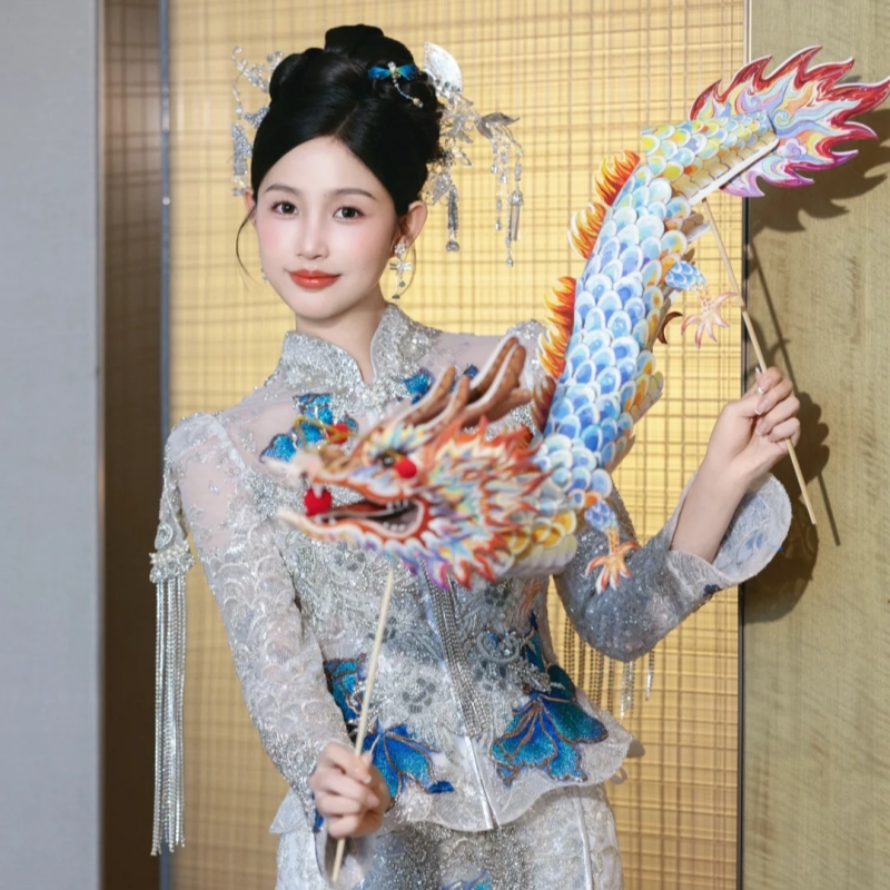 冰蓝色舞龙新娘晨袍拍照道