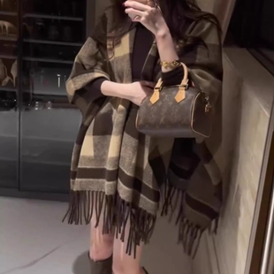 仿羊绒毛格纹披肩外套加厚保暖针织高级感围巾斗篷撞色流苏外搭女