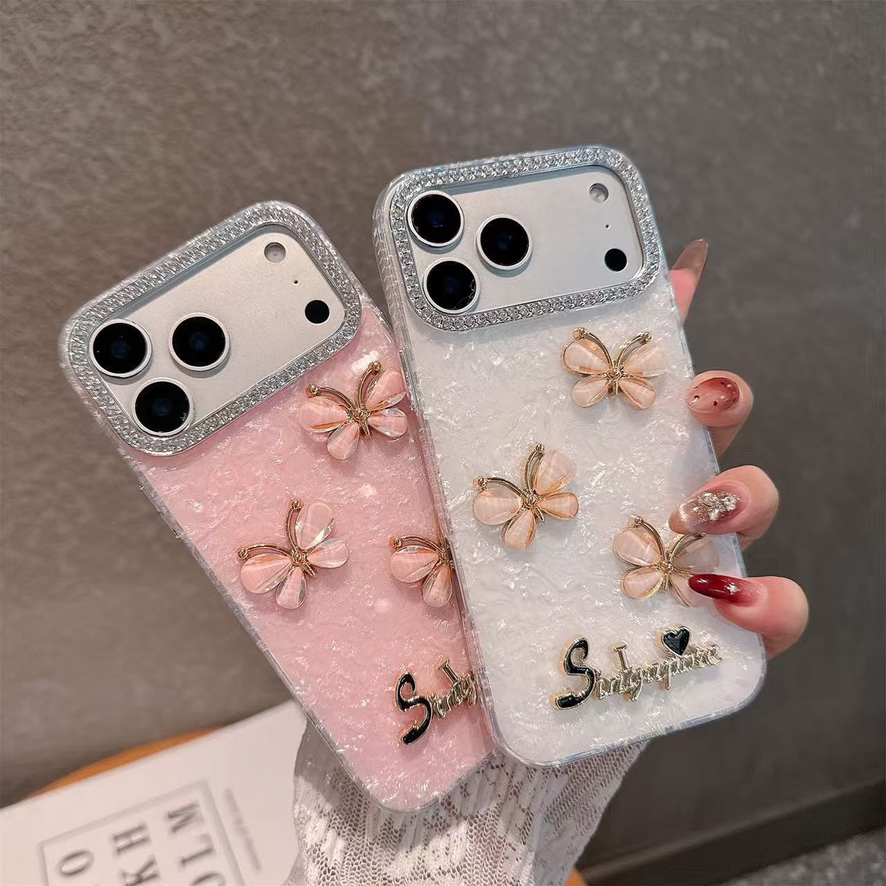 S字母水晶蝴蝶苹果17pro max手机壳批发 适用iPhone 15 13 14 16 12 11 plus全包贝壳钻框新款卡通保护套女男