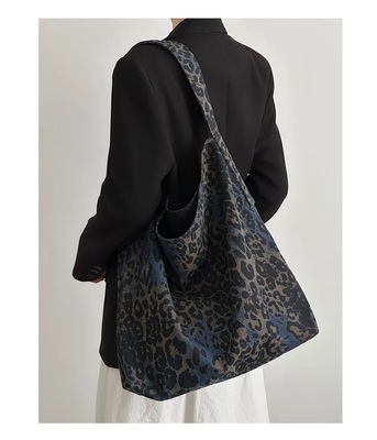 包包女2025新款秋冬豹纹牛仔布单肩斜挎包大容量腋下通勤托特包潮