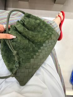 包包女2026新款秋冬手工编织绒配羊皮真皮单肩斜挎抽绳福袋水桶包