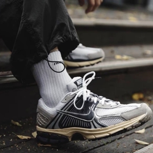 耐克/Nike Air Zoom Vomero5灰白蓝低帮休闲耐磨跑步鞋HF4259-100