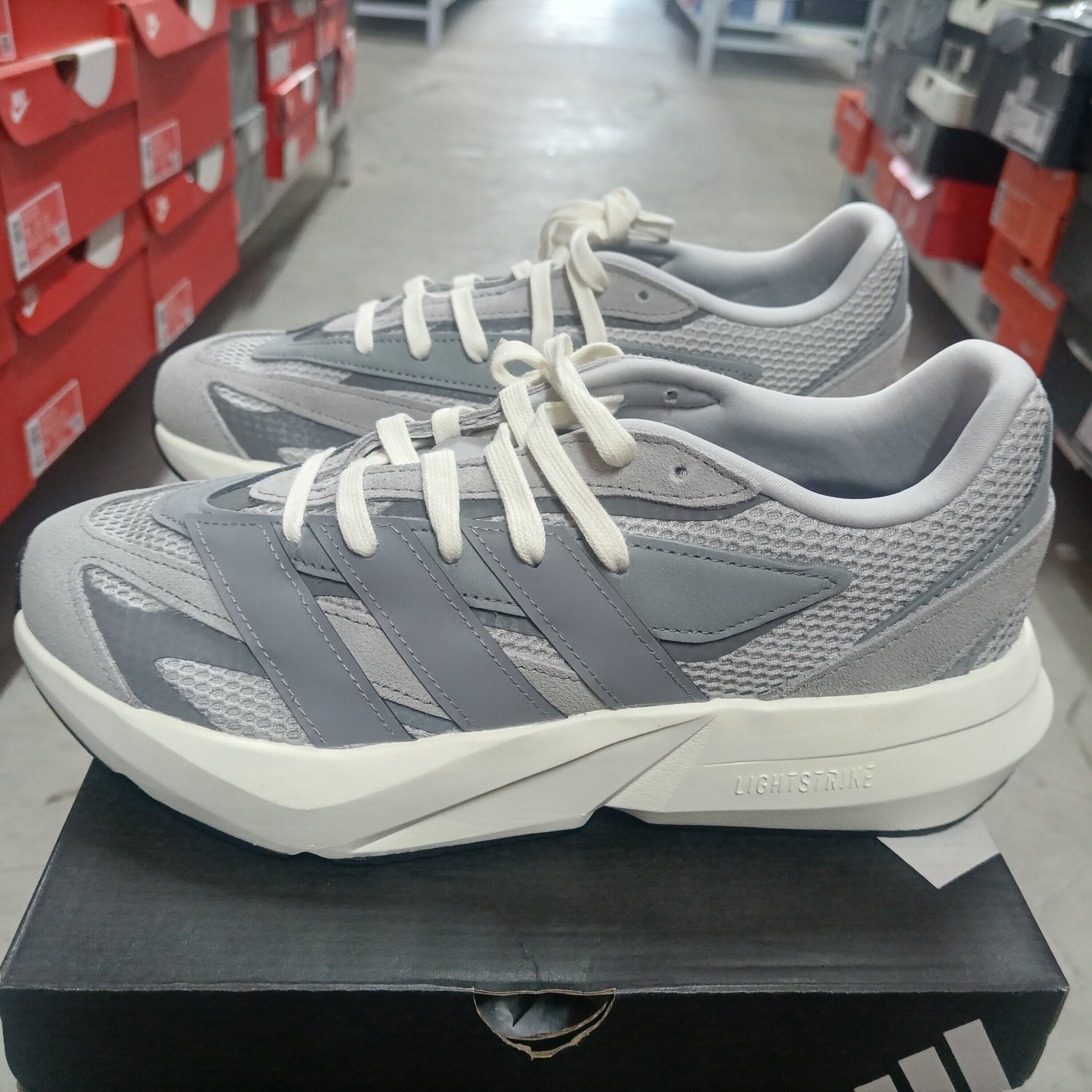 Adidas LIGHTBLAZE 男女同款灰色时尚舒适百搭低帮跑步鞋 IH8607