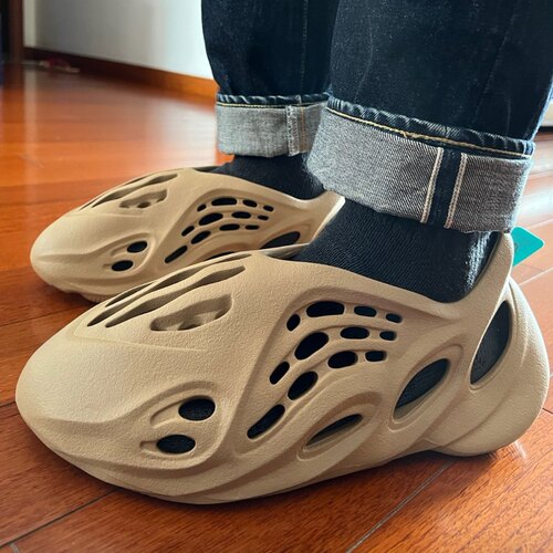 adidas originals Yeezy Foam Runner 男女同款土黄洞洞鞋 GW3354
