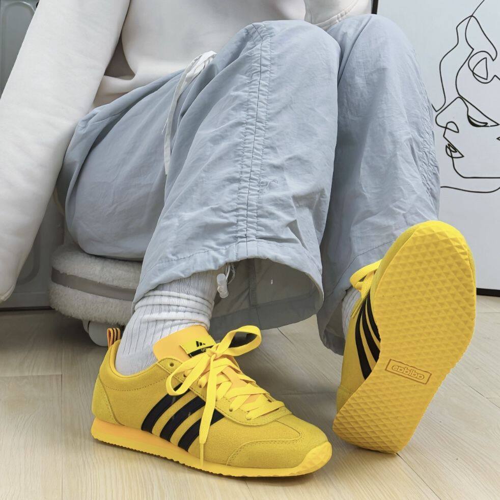 Adidas VS JOG 2.0 男女黄色舒适简约低帮生活休闲德训鞋 JS1122