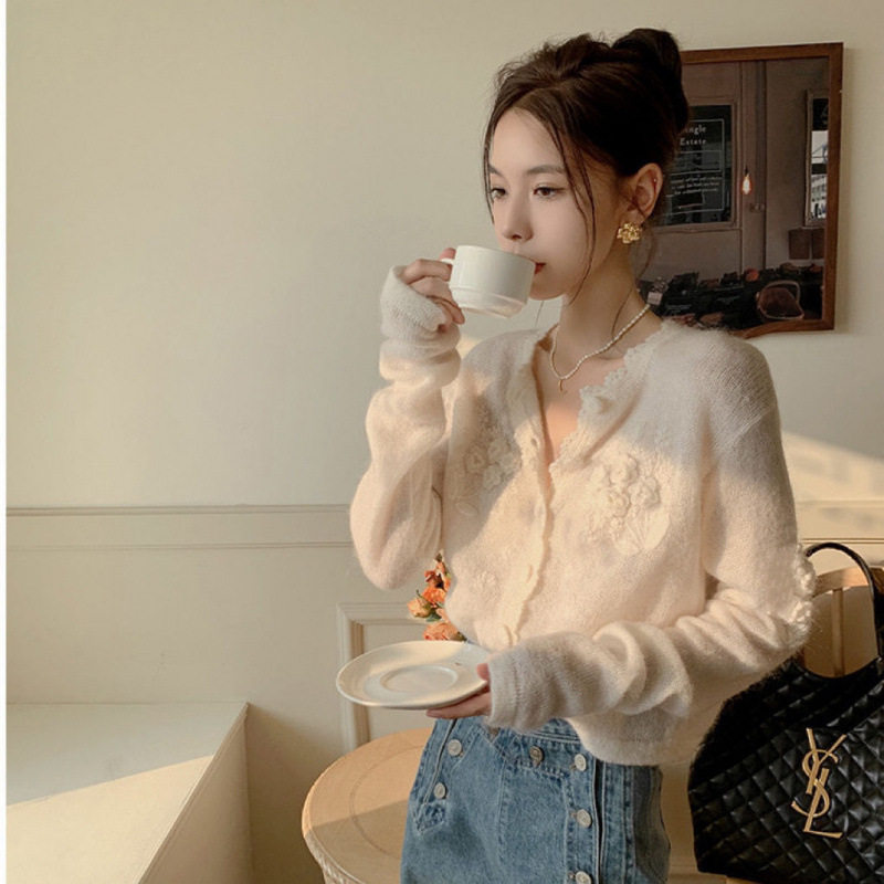 白色马海毛立体钩花针织开衫女春秋减龄2025百搭软毛衣薄款