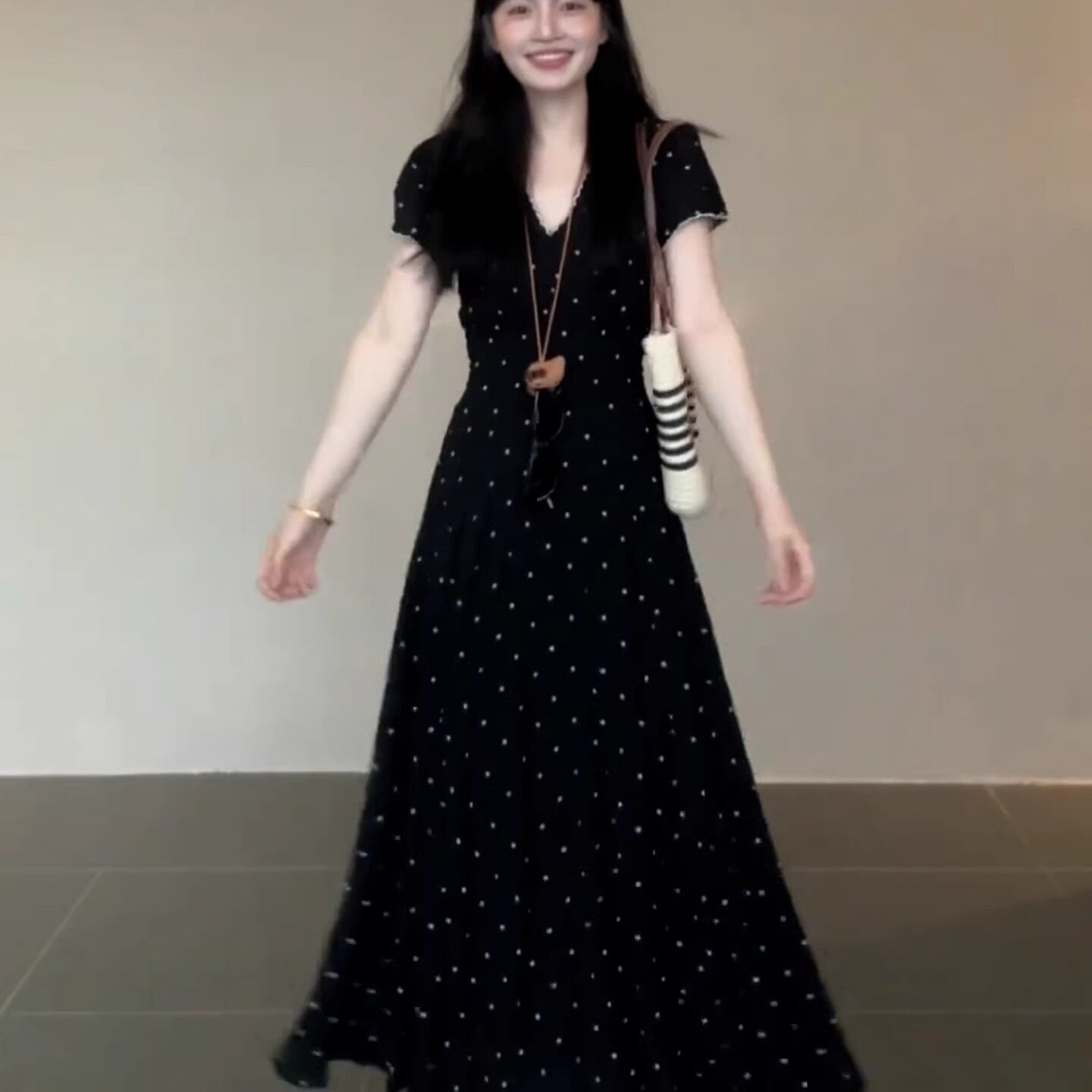 大码胖mm法式赫本风时尚黑色V领连衣裙女夏季收腰显瘦气质长裙子