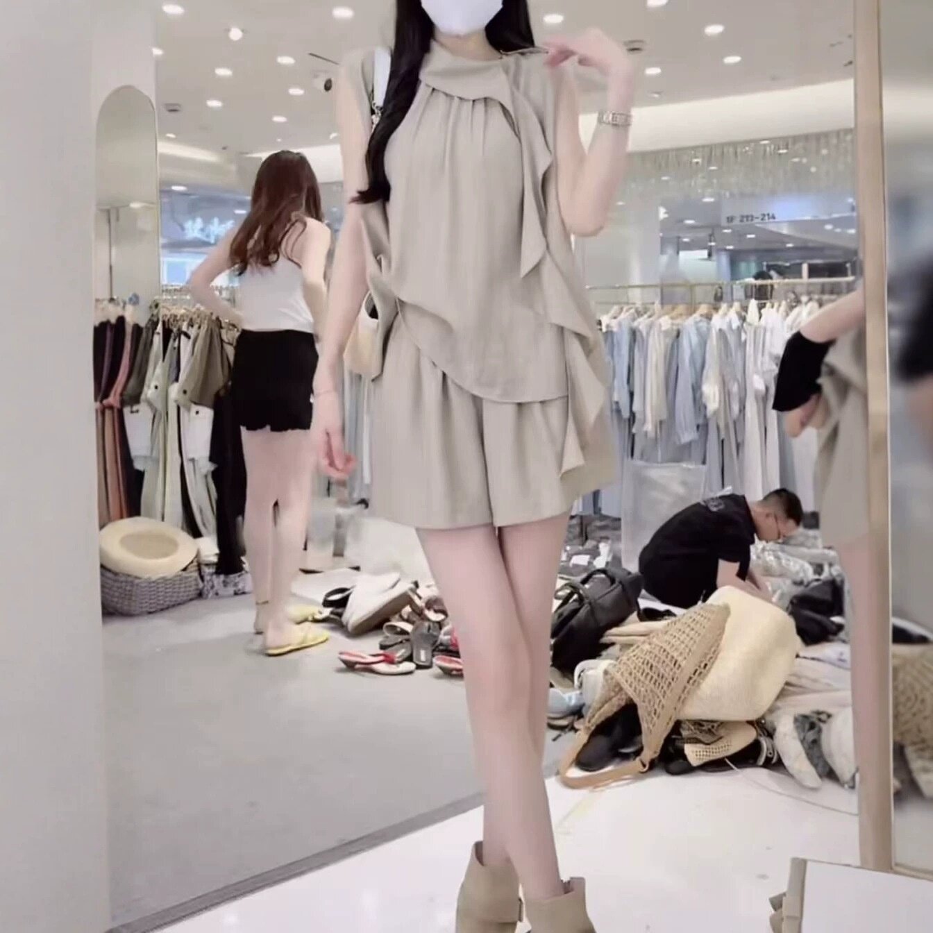 996517大爱美依缘2026夏季新款设计感荷叶边无袖上衣高腰短裤套装