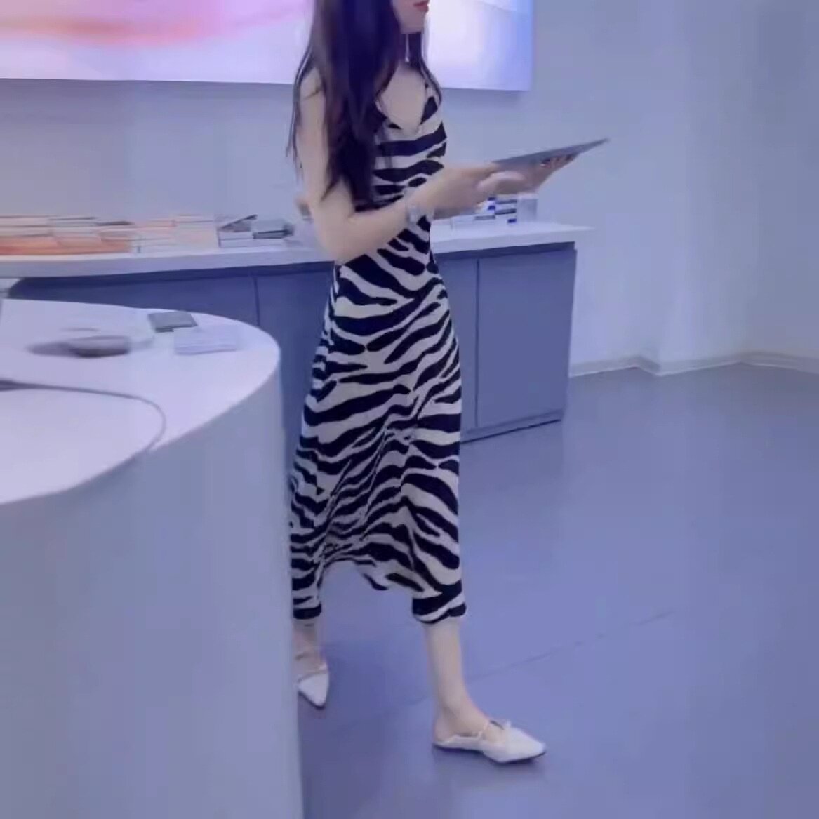 24510大爱美依缘2026夏季新款豹纹吊带连衣裙修身显瘦中长款女裙