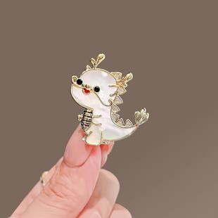 可爱龙形胸针高档女精致仿贝胸花小众防走光别针衣服配饰