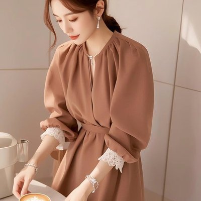 2025年新款女装咖连衣裙蕾丝花边春季穿搭法式气质独特裙子