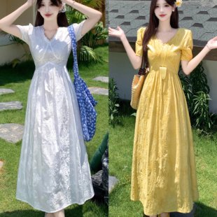 夏季 大码 上新阳光女孩V领刺绣镂空花花海边度假气质高腰连衣裙女