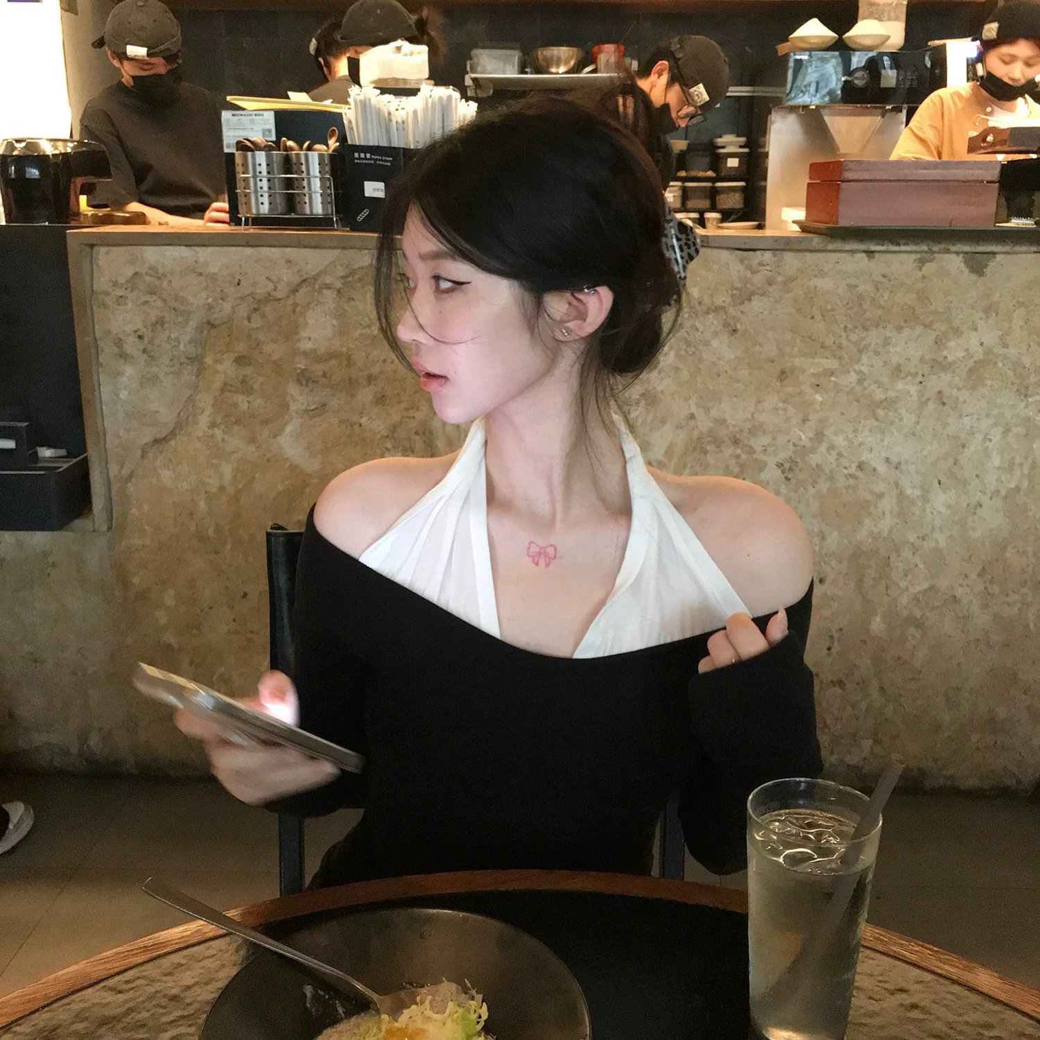 sheepland白茶黑巧 假两件一字肩长袖t恤女秋冬修身显瘦打底上衣