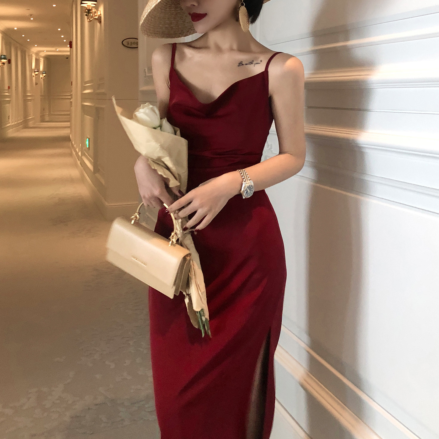 法式复古气质性感丝滑醋酸缎面荡领吊带酒红色连衣裙女夏高级感