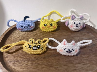 成品手工毛线钩织KPOP炽lesserafim娃斜挎包配饰可爱卡通娃包