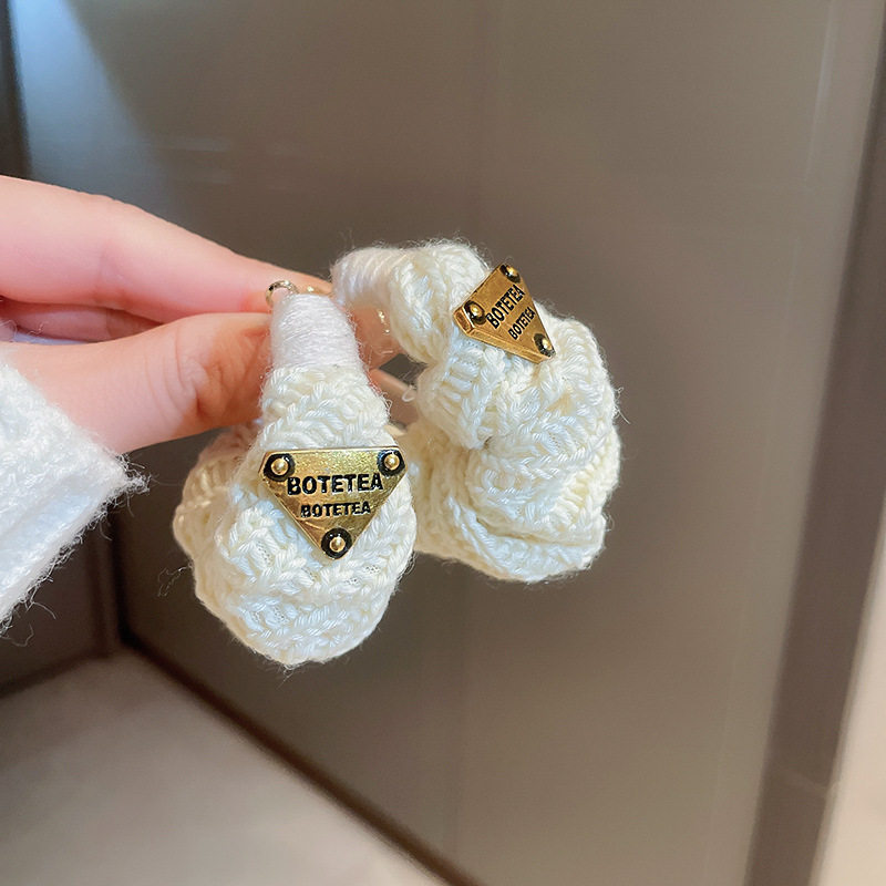 白色毛线编织轻奢夸张耳圈秋冬