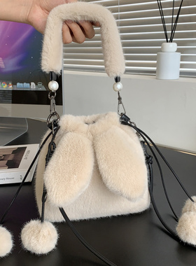斜挎包轻奢女包小众设计高级感2024新款秋冬毛毛皮草原创质感包包