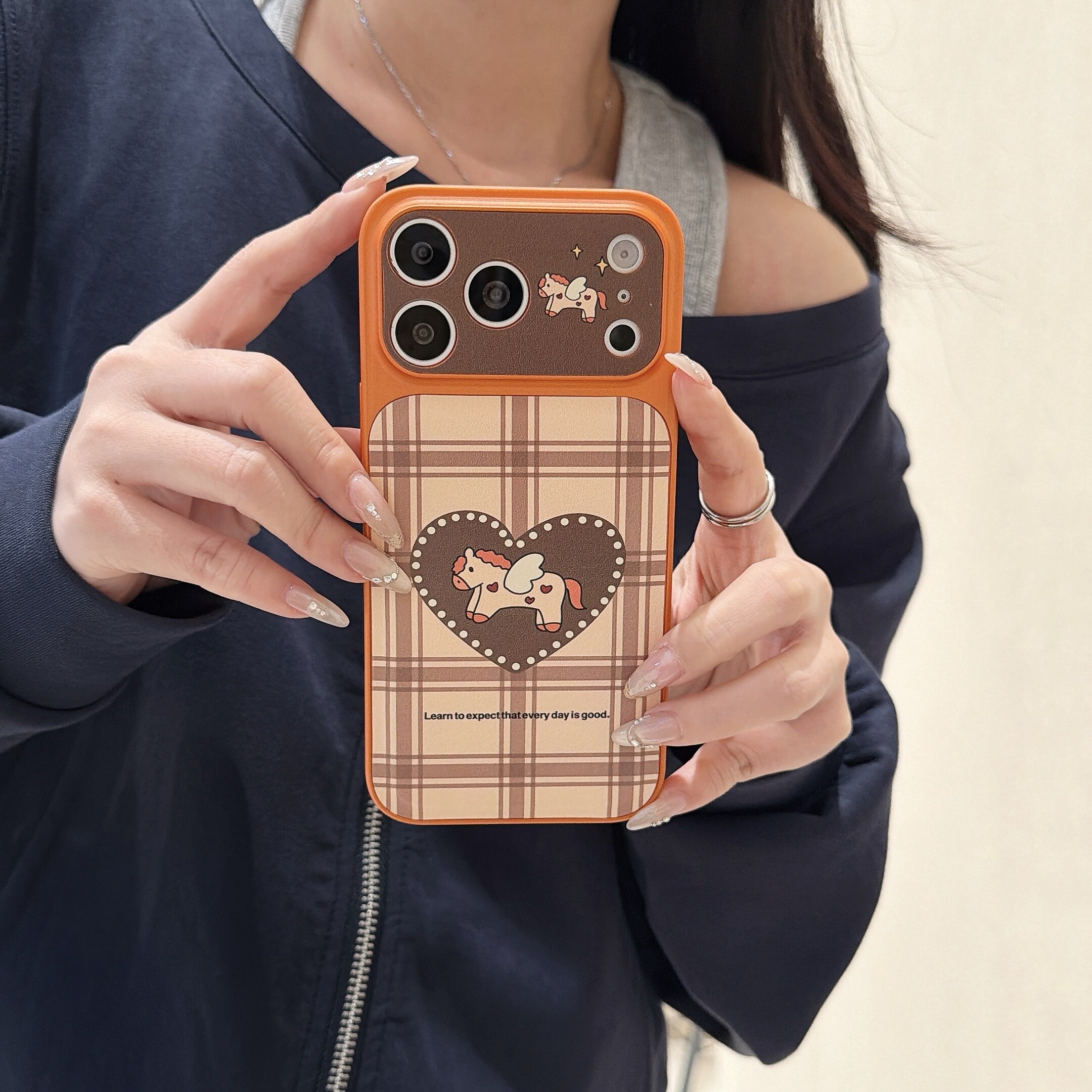 适用于iPhone17手机壳16promax全包防摔英伦格小马15promax软边硬背14PROMAX贴皮ip卡通萌宠可爱苹果手机壳PC