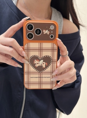 适用于iPhone17手机壳16promax全包防摔英伦格小马15promax软边硬背14PROMAX贴皮ip卡通萌宠可爱苹果手机壳PC