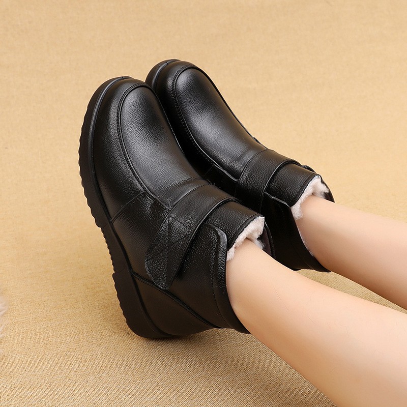 妈妈防滑软底中年皮鞋魔术贴棉鞋