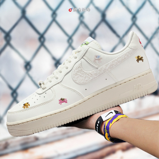 Nike/耐克 WMNS AIR FORCE 1 '07 REC CN女子板鞋IQ1143-100