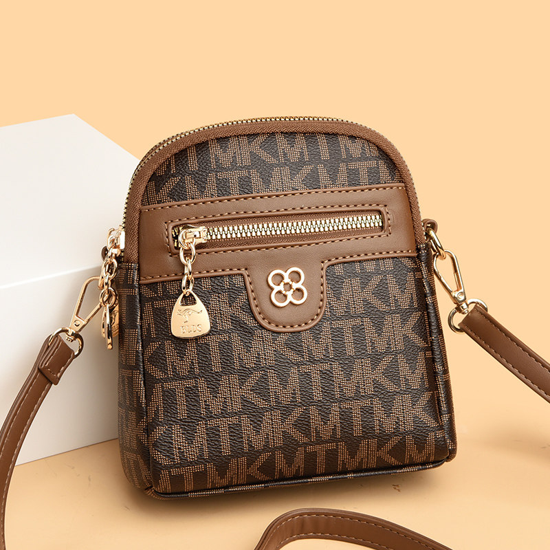 品牌真皮斜挎手机零钱包女2026新款牛皮多层中年妈妈包百搭单肩包