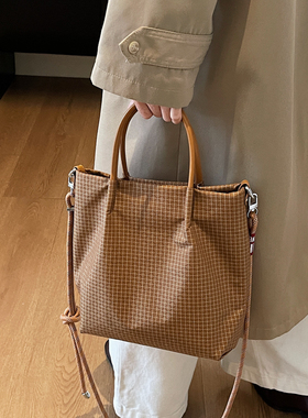 日系格纹防水尼龙单肩包女大容量水桶包托特包都市休闲通勤斜挎包